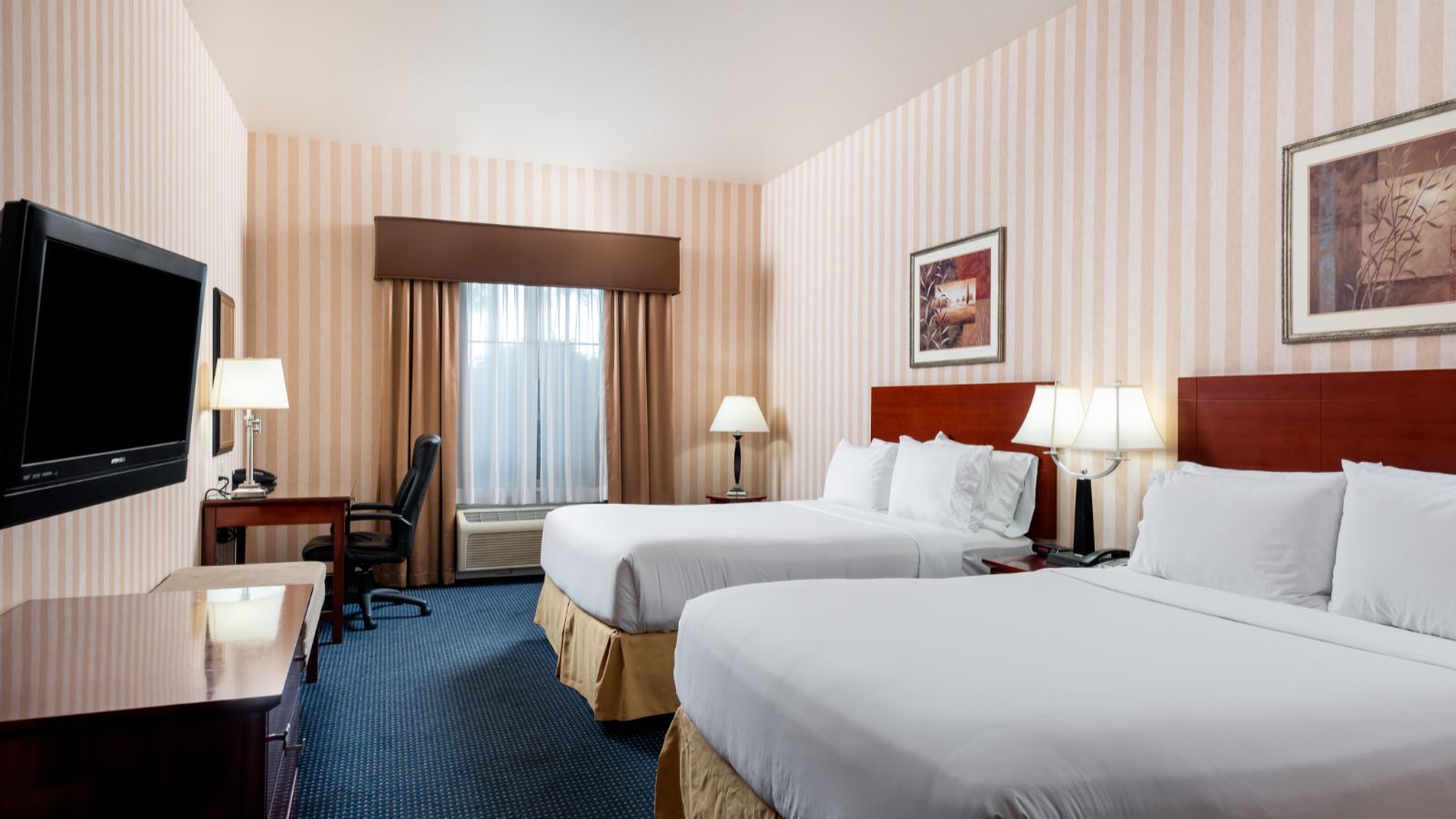 Lathrop Holiday Inn Express rooms and suites