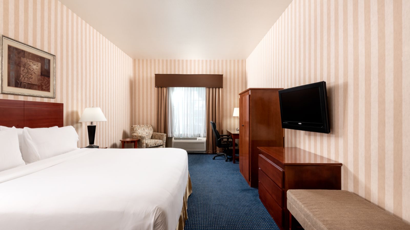 Lathrop Holiday Inn Express rooms and suites
