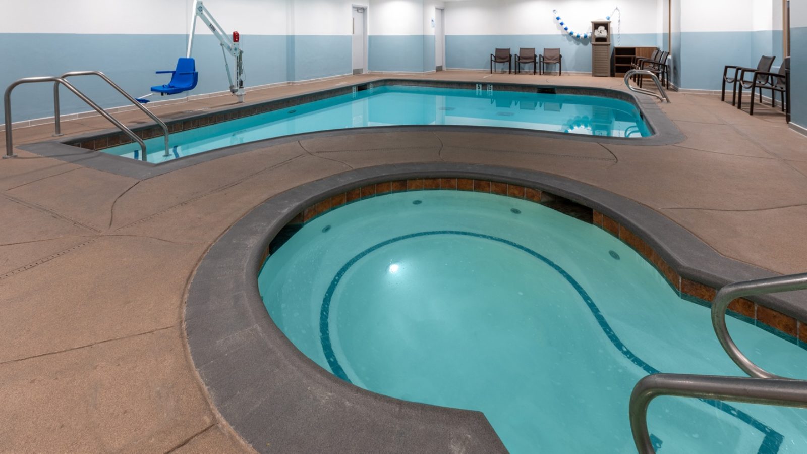 Lathrop Holiday Inn Express pool 1