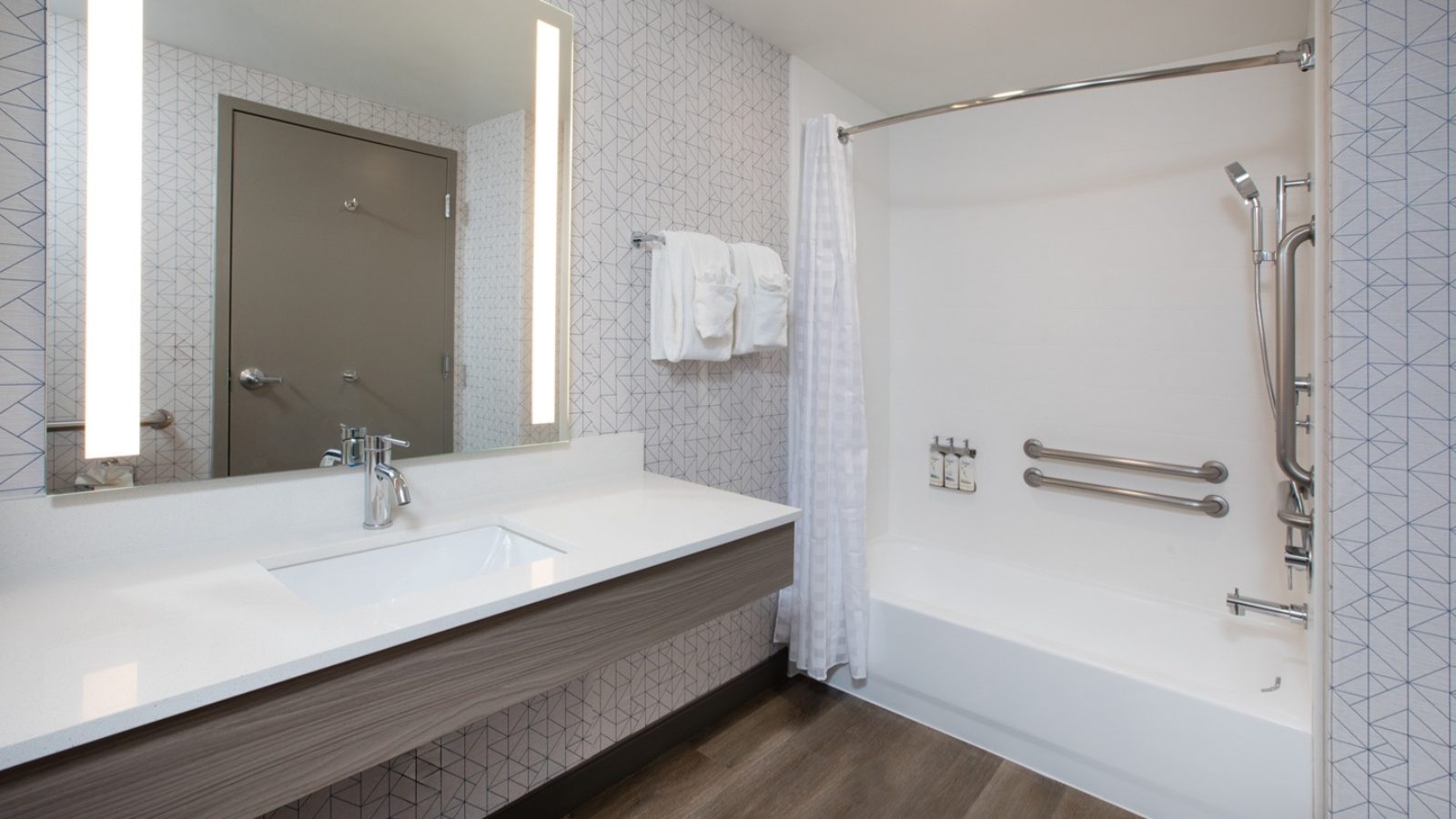 Lathrop Holiday Inn Express bathroom