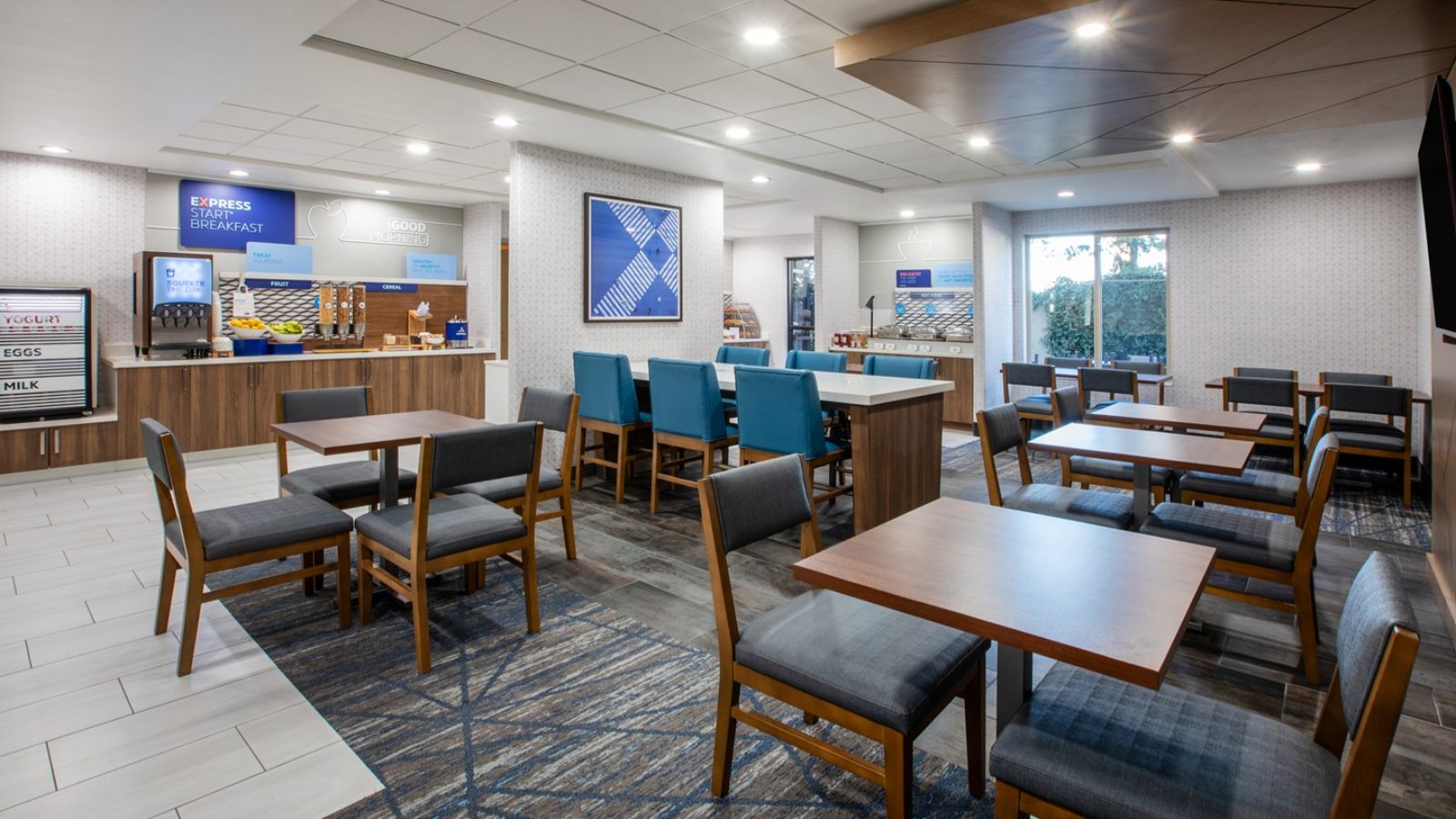 Lathrop CA Holiday Inn Express breakfast area