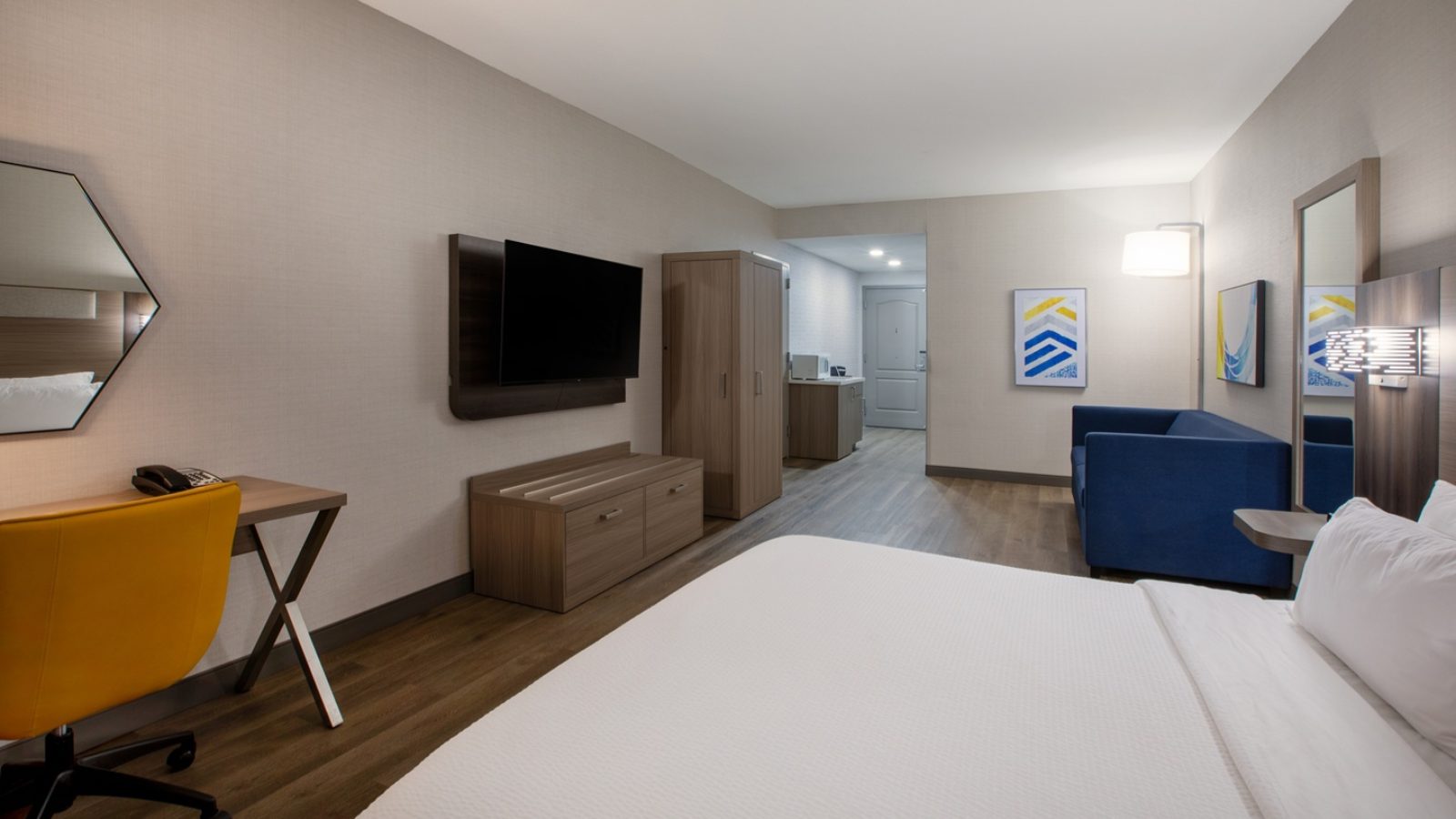 Lathrop Holiday Inn Express rooms and suites