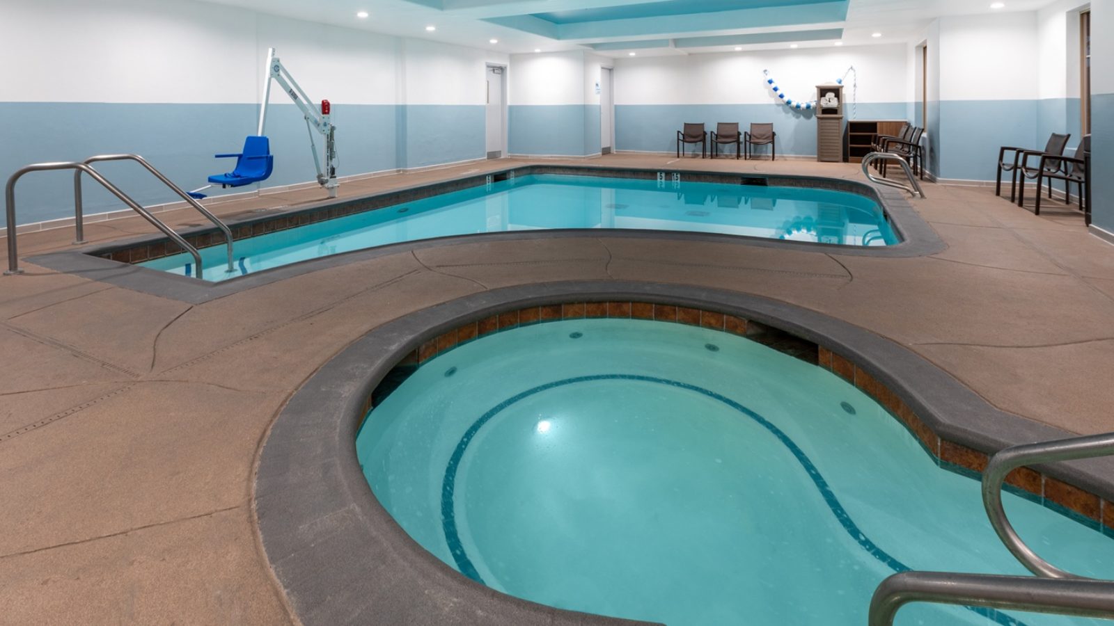 Lathrop Holiday Inn Express pool